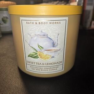 Bath & Body Works Sweet Tea & Lemonade Candle - Yellow and Cream